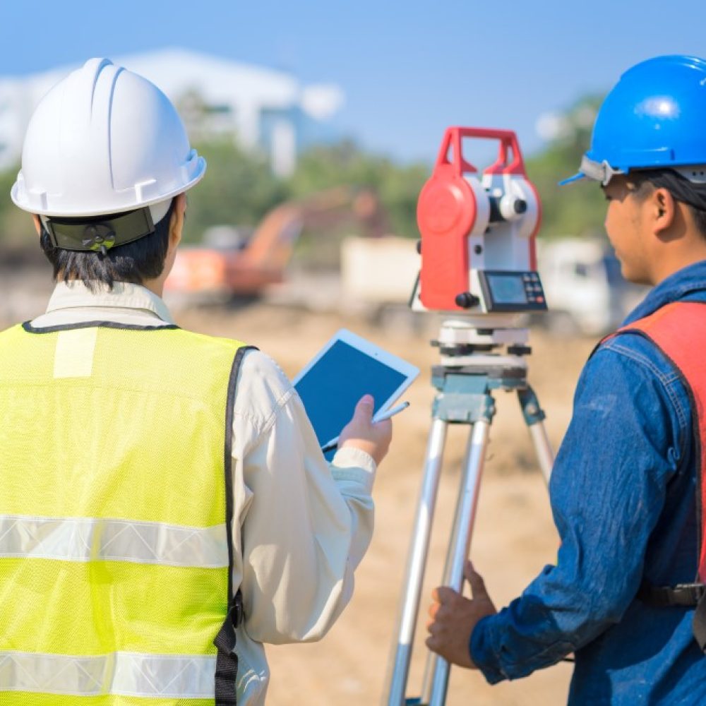 construction-engineer-hodling-construction-drawing-with-foreman-site