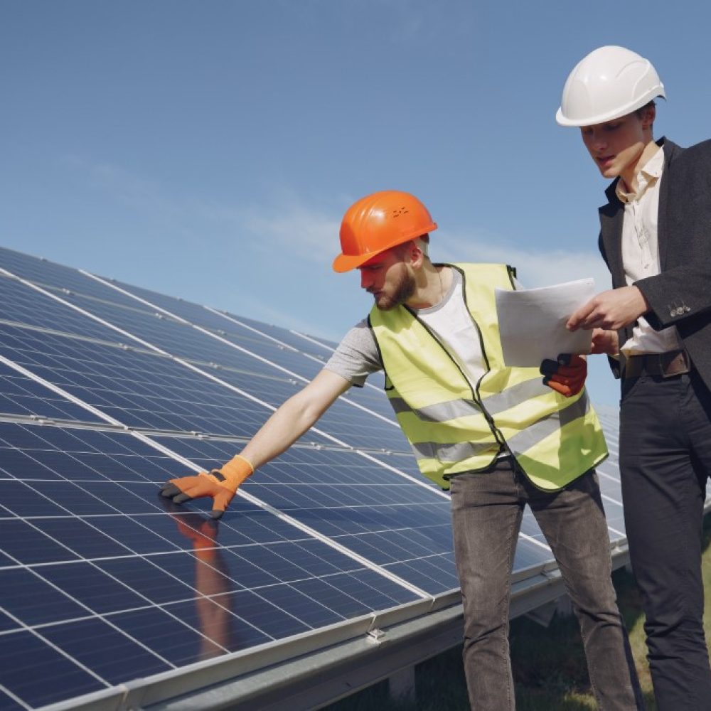 foreman-businessman-solar-energy-station (Image -1024x683)